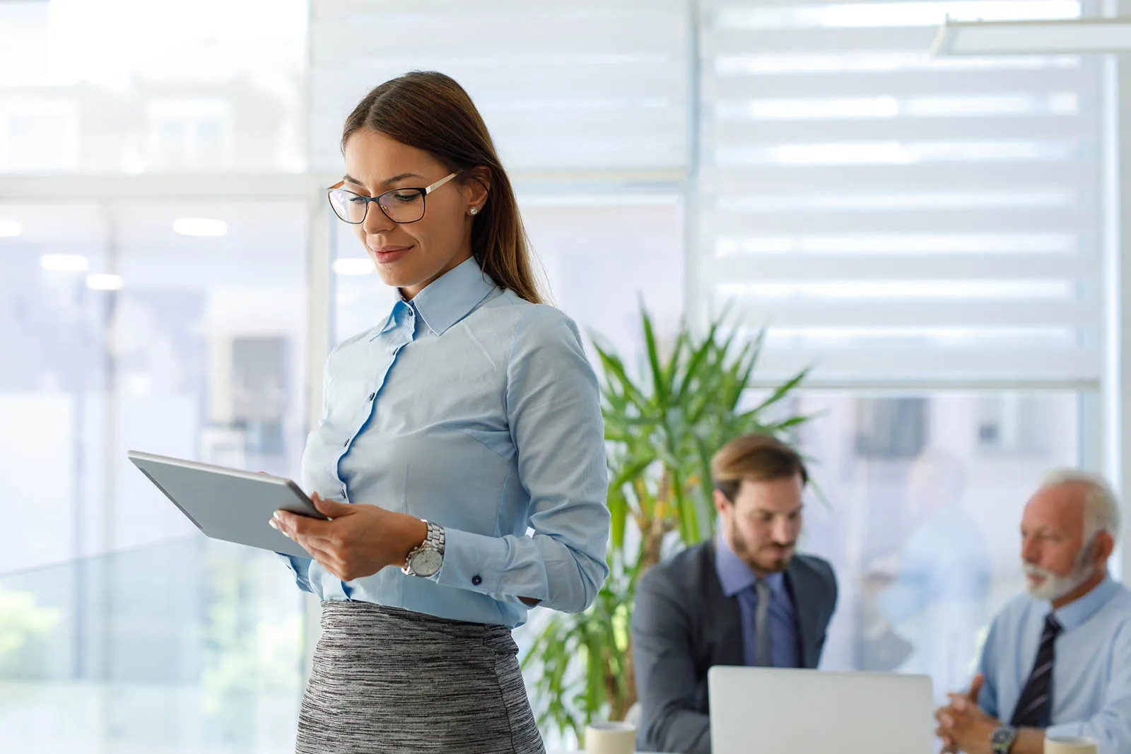 Unternehmer arbeitet im Büro am Laptop